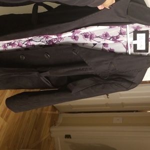 Blk trench coat WITHOUT TAGS BUT LIKE NEW 🖤💜